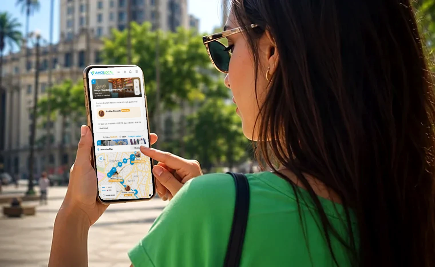Persona siguiendo una ruta autoguiada de Vamos en el móvil en São Paulo